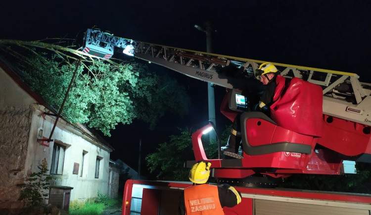 Krajem se prohanala silná bouře. Hasiči evakuovali dětský tábor u Aše