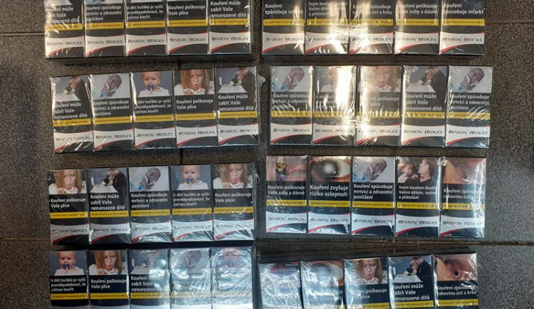 Celníci z Karlovarska našli v kamenné prodejně tisíce cigaret s neplatnými tabákovými nálepkami
