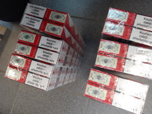 Celníci z Karlovarska našli v kamenné prodejně tisíce cigaret s neplatnými tabákovými nálepkami