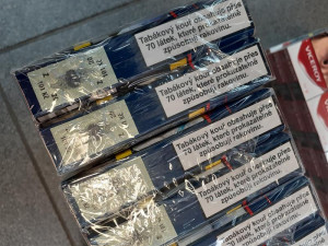 Celníci z Karlovarska našli v kamenné prodejně tisíce cigaret s neplatnými tabákovými nálepkami