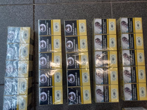 Celníci z Karlovarska našli v kamenné prodejně tisíce cigaret s neplatnými tabákovými nálepkami