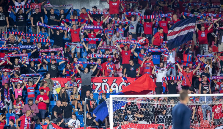 Počet diváků na fotbalových stadionech bude opět regulován. Test nebo očkování je podmínkou