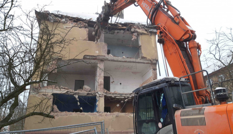 archivní foto z demolice dvou vybydlené domů v lokalitě nad kinem Alfa v Sokolově