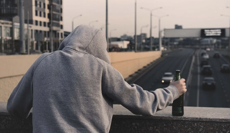 Opilec sbíral ze země lahev s vínem, zloděj ho obral o peněženku