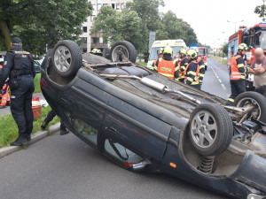 Při střetu dvou vozidel v centru Karlových Varů se jedno převrátilo na střechu