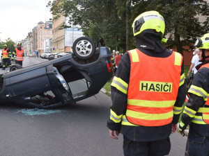 Při střetu dvou vozidel v centru Karlových Varů se jedno převrátilo na střechu
