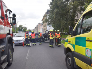 Při střetu dvou vozidel v centru Karlových Varů se jedno převrátilo na střechu