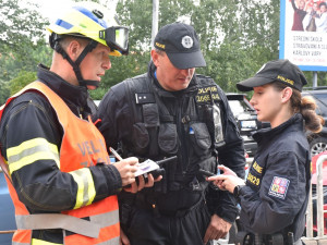 Při střetu dvou vozidel v centru Karlových Varů se jedno převrátilo na střechu