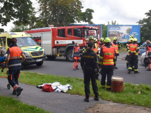 Při střetu dvou vozidel v centru Karlových Varů se jedno převrátilo na střechu