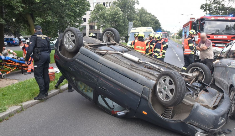 Při střetu dvou vozidel v centru Karlových Varů se jedno převrátilo na střechu