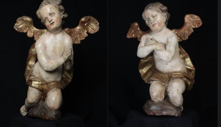Sošky andělů z perninského kostela.