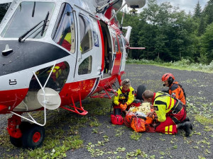 Letečtí záchranáři zasahovali u zraněného cyklisty na Klínovci. Nezvládl obtížný terén