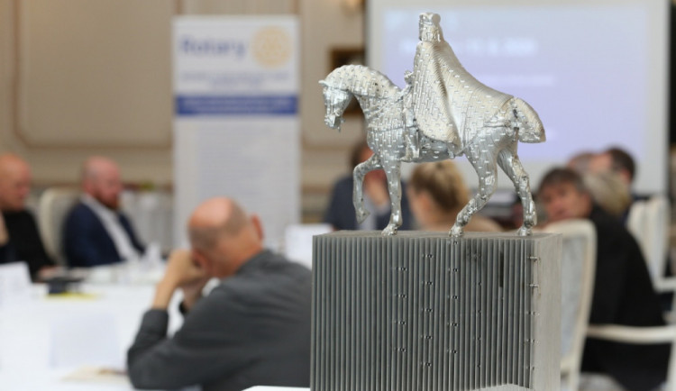 Piráti kritizují záměr města podpořit částí vstupného z Karlovarského kulturního léta vznik jezdecké sochy