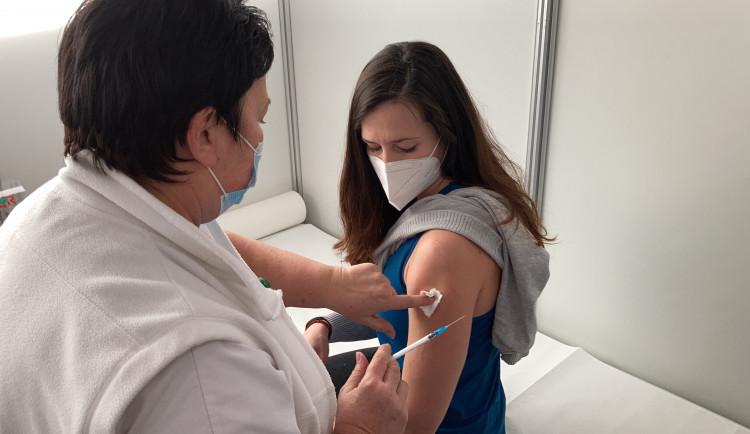 V Karlovarském kraji už běží očkování proti COVID-19 bez nutnosti registrace