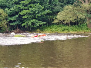 Vodáci opakovaně volali hasičům kvůli jedné potopené lidi, teď už se ji podařilo z řeky vytáhnout