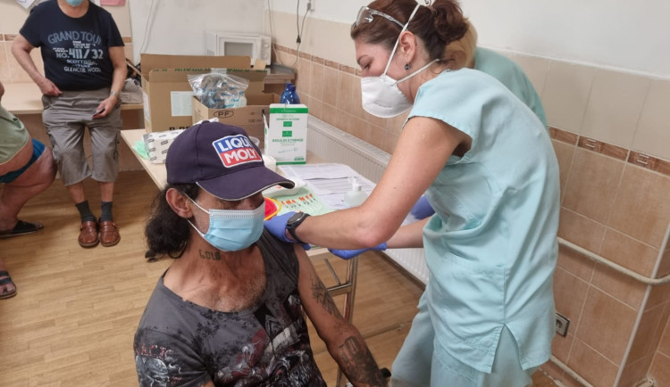 V Karlovarském kraji začal tým zdravotníků očkovat bezdomovce