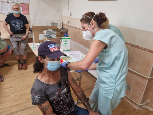 V Karlovarském kraji začal tým zdravotníků očkovat bezdomovce