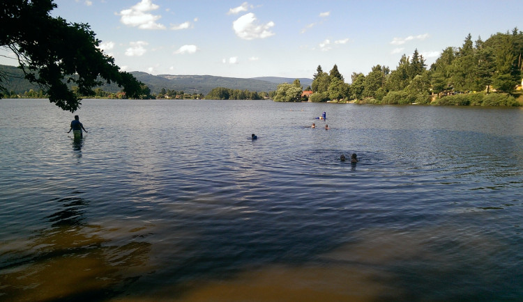 Hygienici v Karlovarském kraji zakázali koupání ve Velkém rybníku u Hroznětína