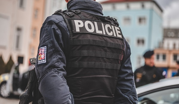 Policisté hledají svědky dopravní nehody auta a motorky v Praze 5
