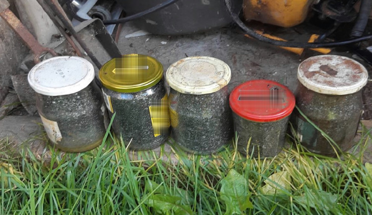 Žena našla při vyklízení sklepa zavařovací sklenice plné střelného prachu