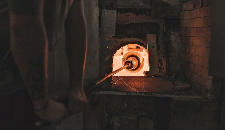 Po dlouhé odstávce spustila slavná česká sklárna svoji druhou pec