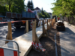 Oprava opěrné zdi v Bezručově ulici v Karlových Varech se prodražila