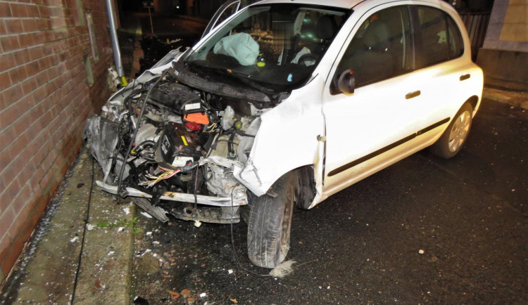 Mladá řidička se vyhýbala zvěři a dostala smyk. Postupně nabourala do dvou domů a značně je poškodila