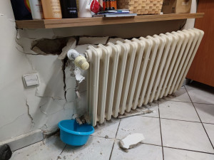 Mladá řidička se vyhýbala zvěři a dostala smyk. Postupně nabourala do dvou domů a značně je poškodila