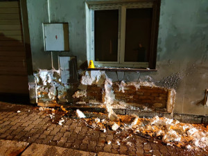 Mladá řidička se vyhýbala zvěři a dostala smyk. Postupně nabourala do dvou domů a značně je poškodila