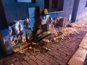 Mladá řidička se vyhýbala zvěři a dostala smyk. Postupně nabourala do dvou domů a značně je poškodila