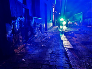 Mladá řidička se vyhýbala zvěři a dostala smyk. Postupně nabourala do dvou domů a značně je poškodila