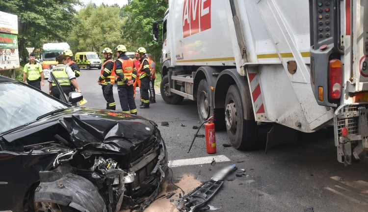 Střet popelářského vozu s osobákem ochromil provoz u Karlových Varů