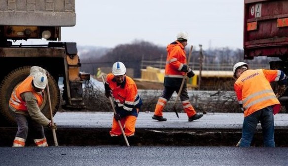 Stavba okružní křižovatky v Sokolově za 30 milionů je zhruba v polovině