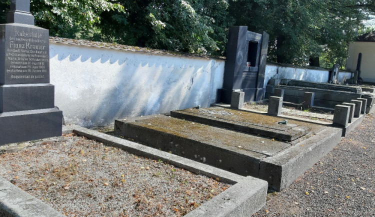 Ostrov dokončil obnovu vybraných historických hrobů na městském hřbitově