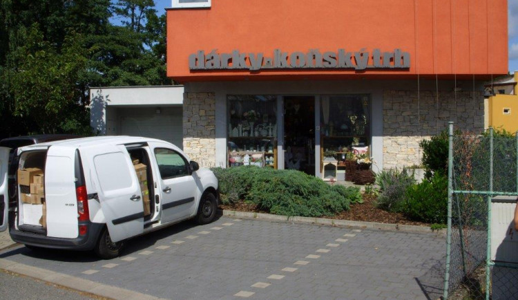 Zloděj využil nezamčené dodávky. Odcizil tašku s tabletem, mobilem i třicetitisícovou hotovostí