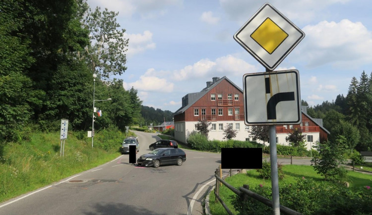 Nedal přednost řidičce jedoucí na Bedřichov. Při střetu se zranila nezletilá dívka