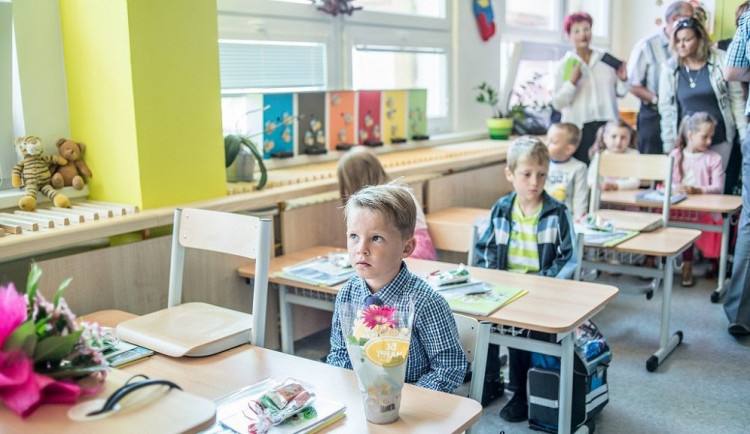 Vláda dnes projedná pravidla začátku nového školního roku