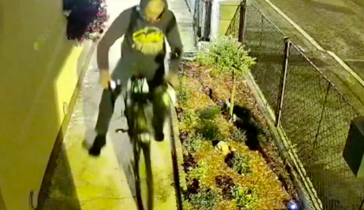 Zloděj si ze zahrady rodinného domu odnesl kolo za 25 tisíc. Natočila ho kamera