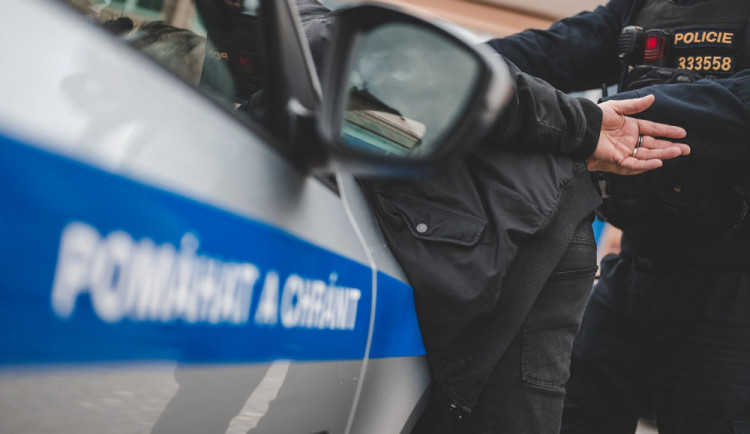 S nožem v ruce vyhrožoval muži ublížením. Agresorovi hrozí až tři roky vězení