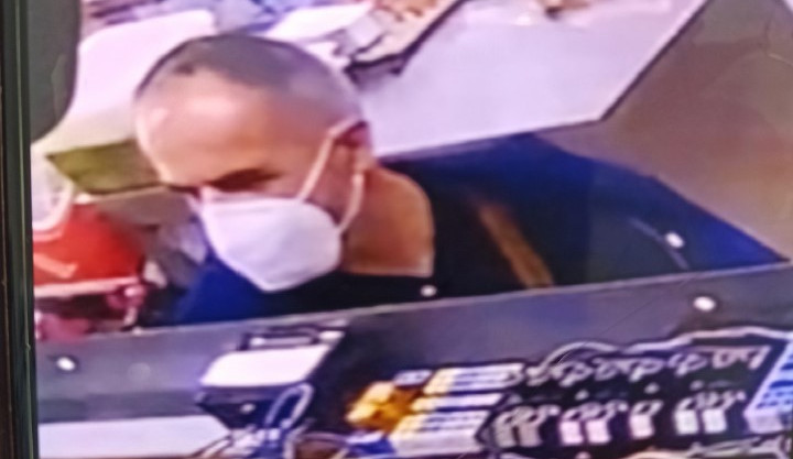 Zloděj ukradl kabelku se sto tisíci. Policie pátrá po svědkovi události