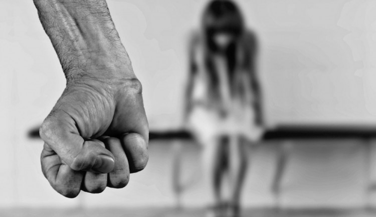 Policisté obvinili násilníka, který měsíce mlátil přítelkyni