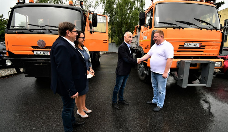 Představitelé Koločavy si z jihu Čech odvezli dva nákladní automobily