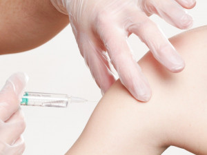 Zdravotníci v kraji podali přes 300 tisíc dávek vakcín proti koronaviru