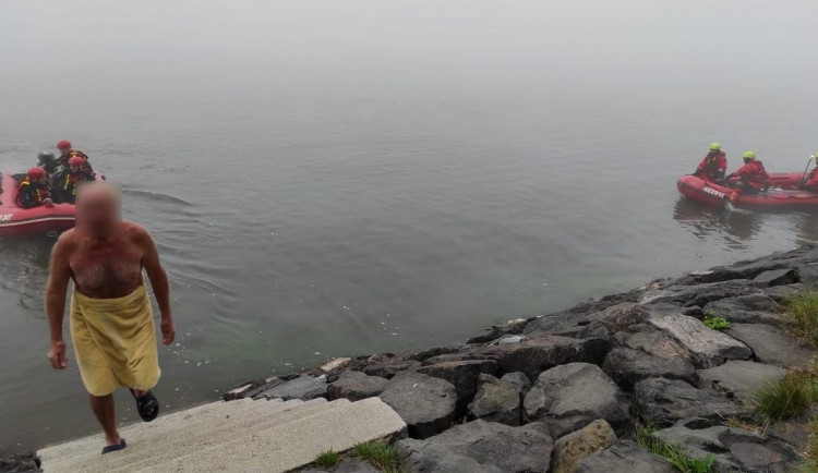 Hasiči zachraňovali na přehradě staršího plavce, ztratil se v mlze s nevěděl kde je břeh