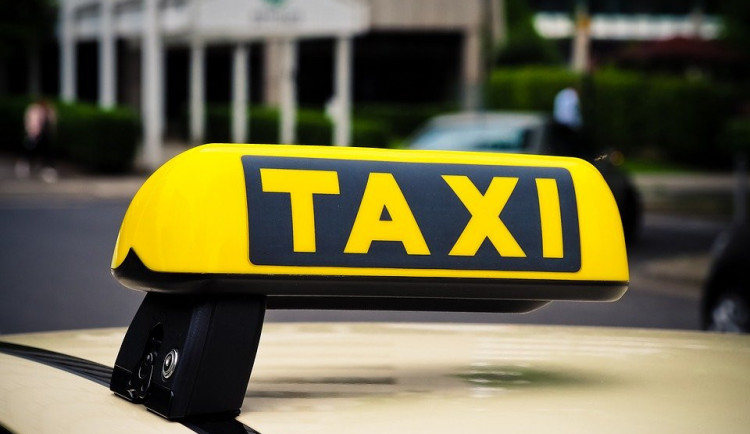 Zaplať, řekl taxikář zákazníkovi. Ten mu místo toho rozbil auto