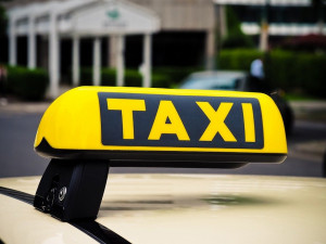 Zaplať, řekl taxikář zákazníkovi. Ten mu místo toho rozbil auto