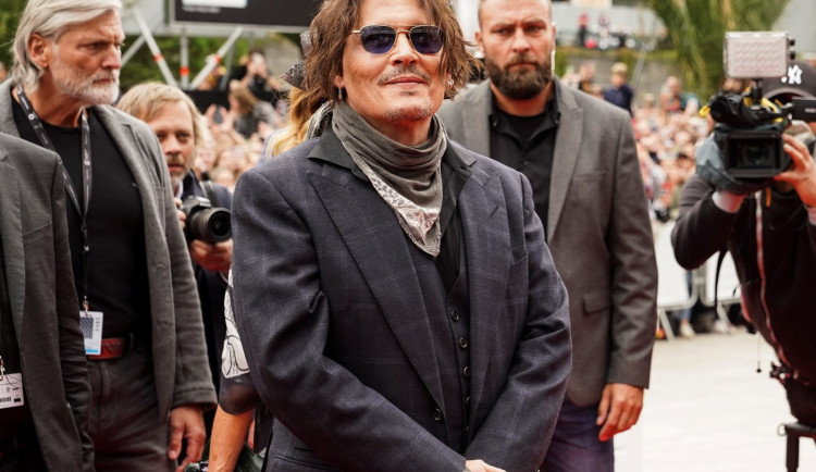 Na Johnnyho Deppa na festivalu v K. Varech čekaly hodiny stovky lidí