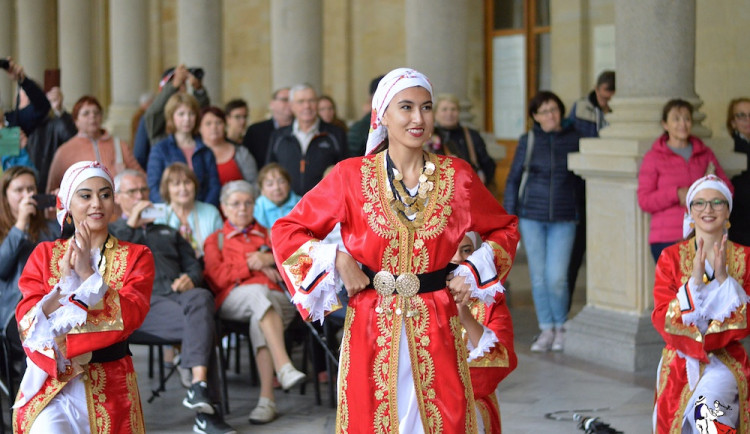 Folklorního festivalu ve Varech se letos opět účastní i zahraniční soubory