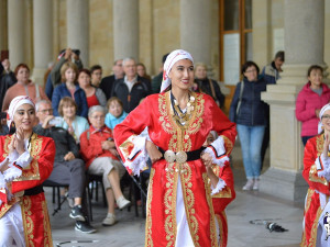Folklorního festivalu ve Varech se letos opět účastní i zahraniční soubory