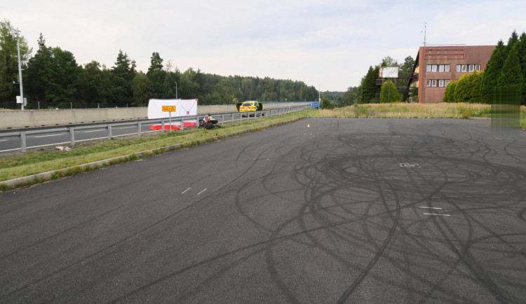 Dálnice D6 byla kvůli nehodě u Sokolova uzavřená. Po nárazu do svodidel zemřela žena